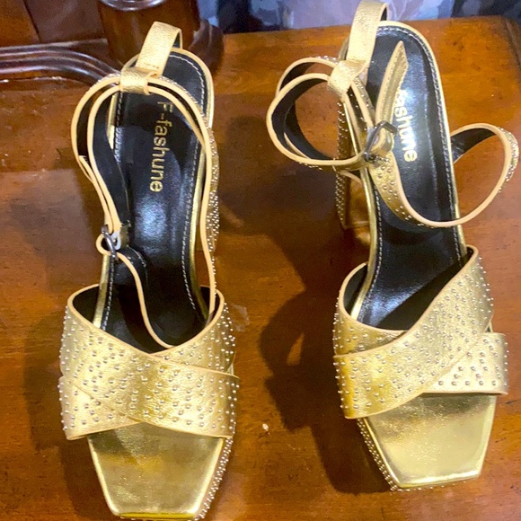 Selling shoes - Picture 1 of 2